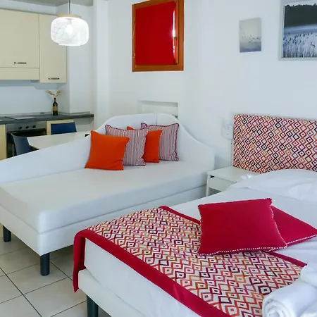 Cernobbio Residence מלון דירות 3*